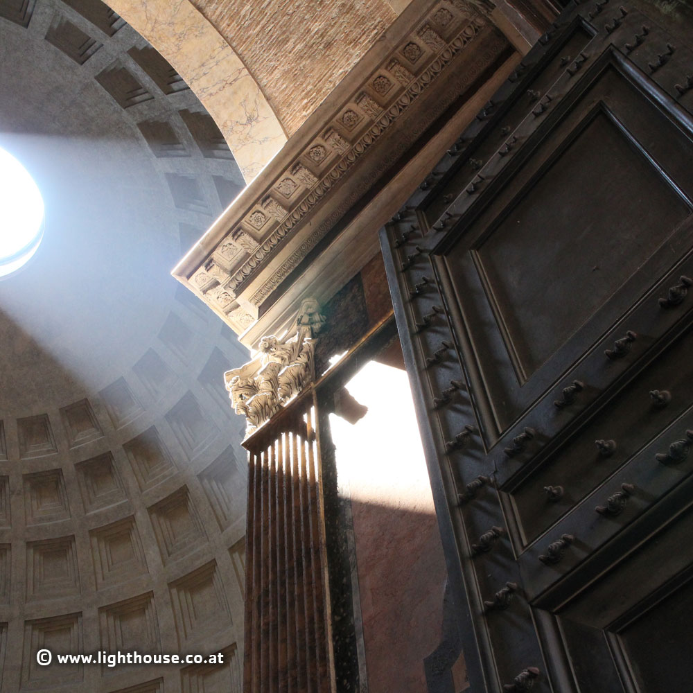 Pantheon_light